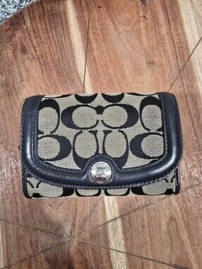 COACH Gallery Signature Compact Clutch Wallet